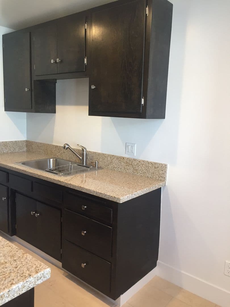 Los Angeles Apartment: 1215 North June St