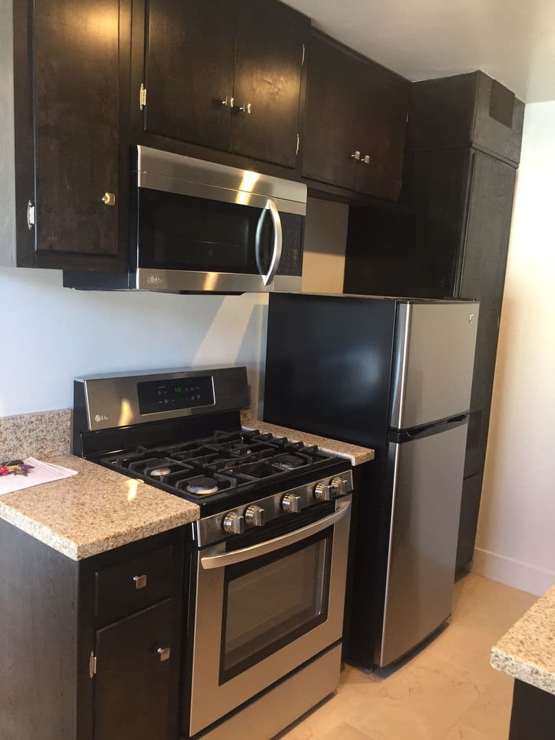 Los Angeles Apartment: 1215 North June St