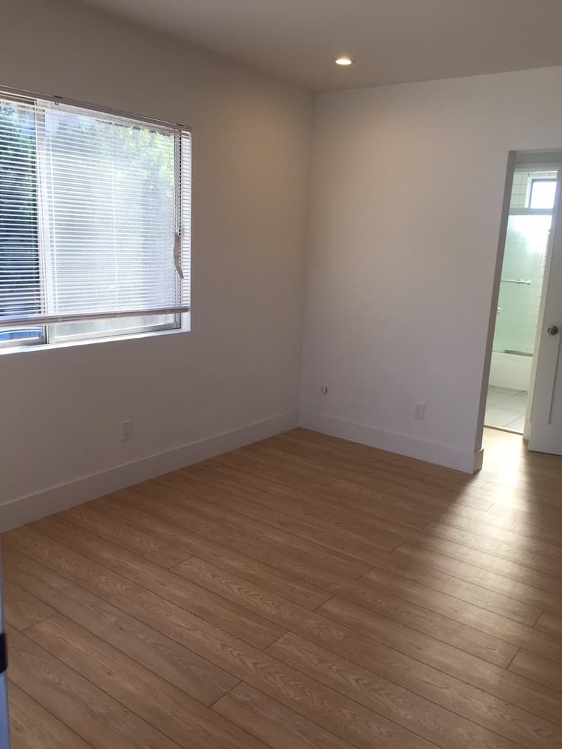 Los Angeles Apartment: 1215 North June St