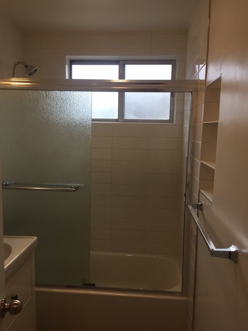 Los Angeles Apartment: 1215 North June St