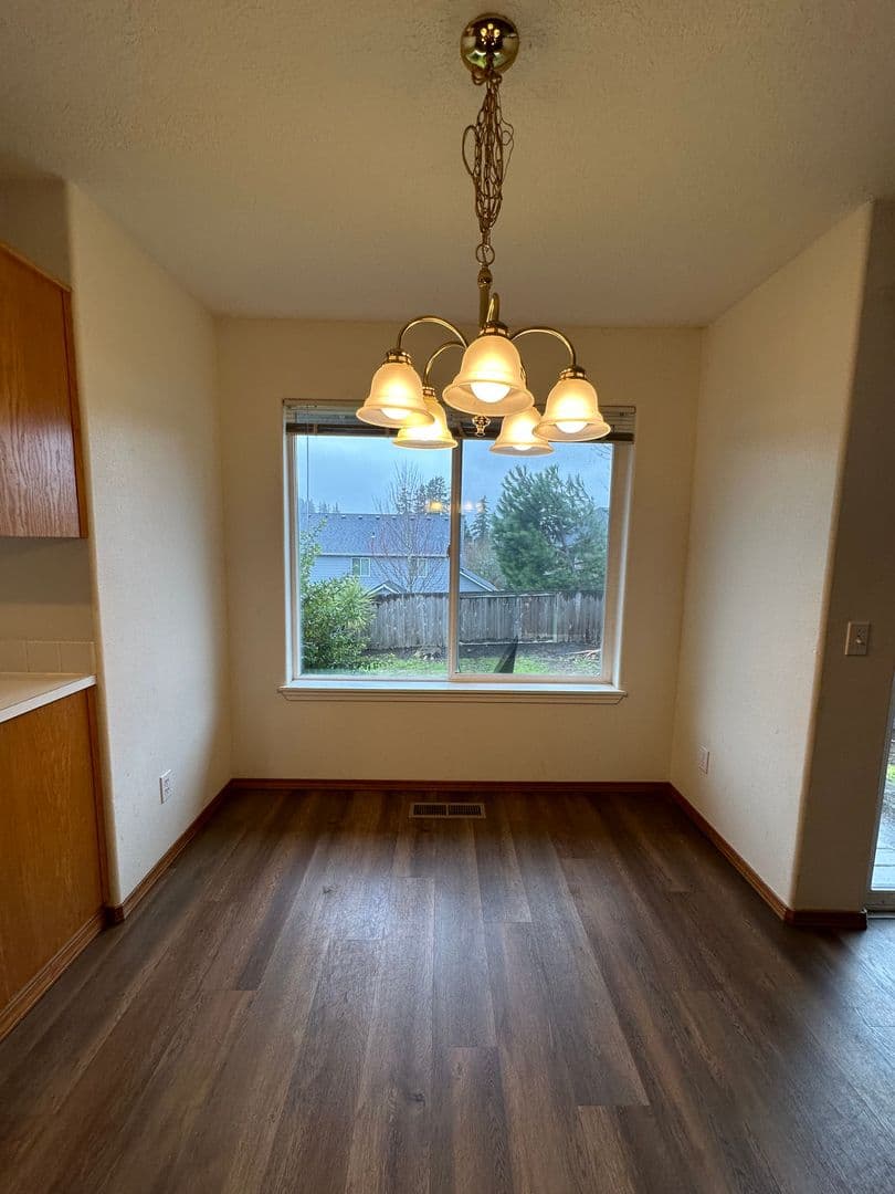 Tigard House: 13042 SW Mayview Way