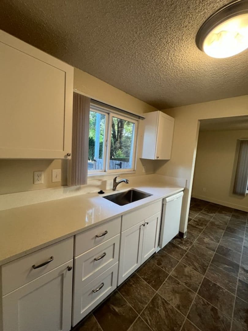 Canby Apartment: 364 S Locust St