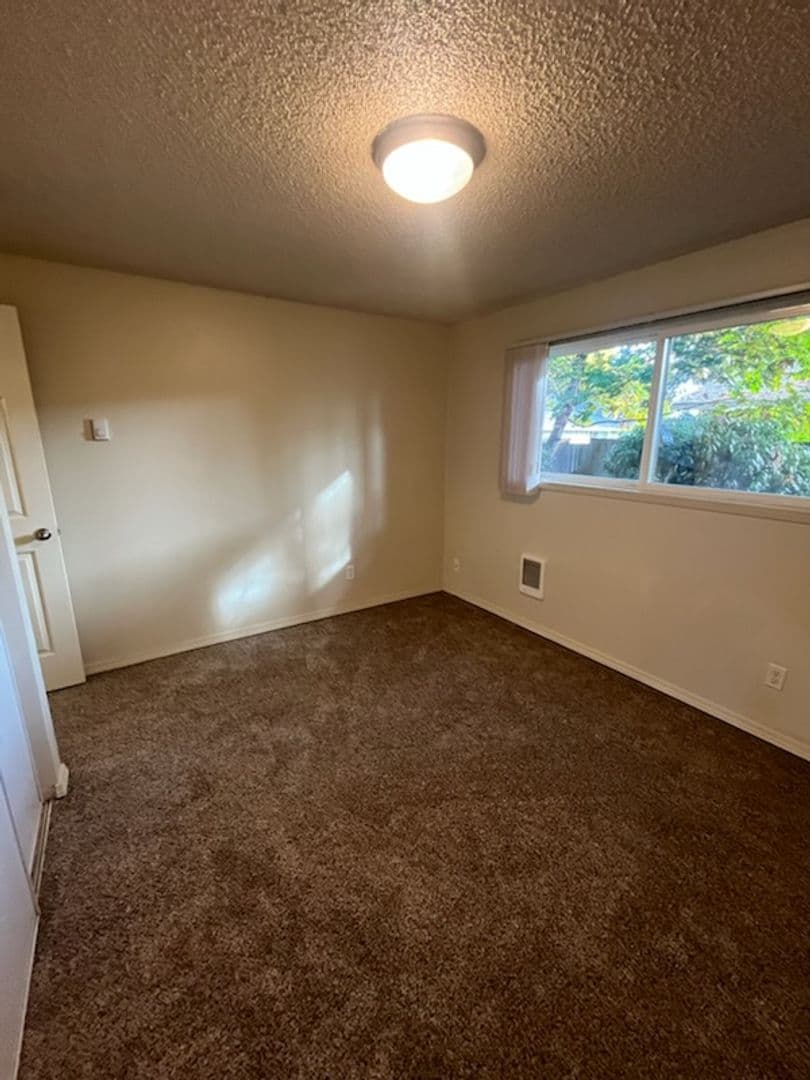 Canby Apartment: 364 S Locust St