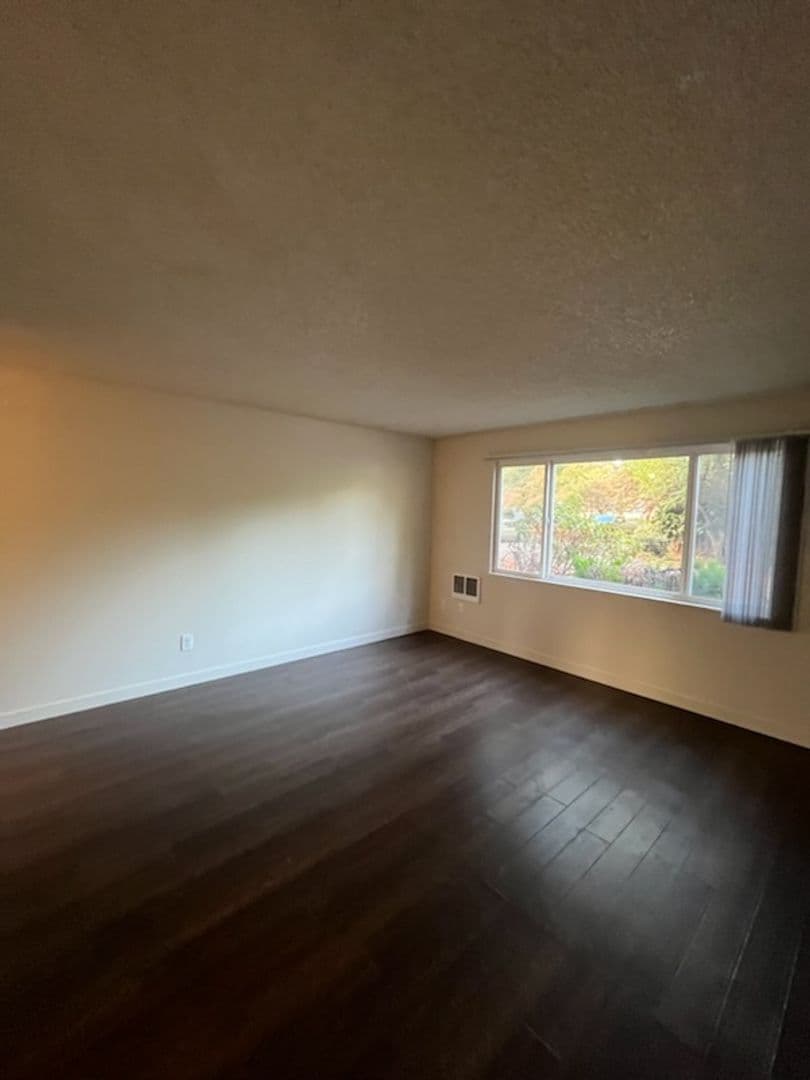 Canby Apartment: 364 S Locust St