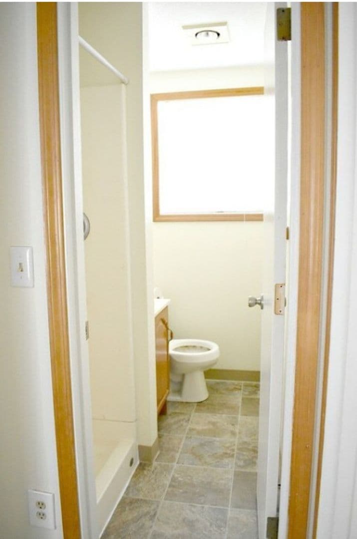 Portland Apartment: 412  SE 133rd Avenue