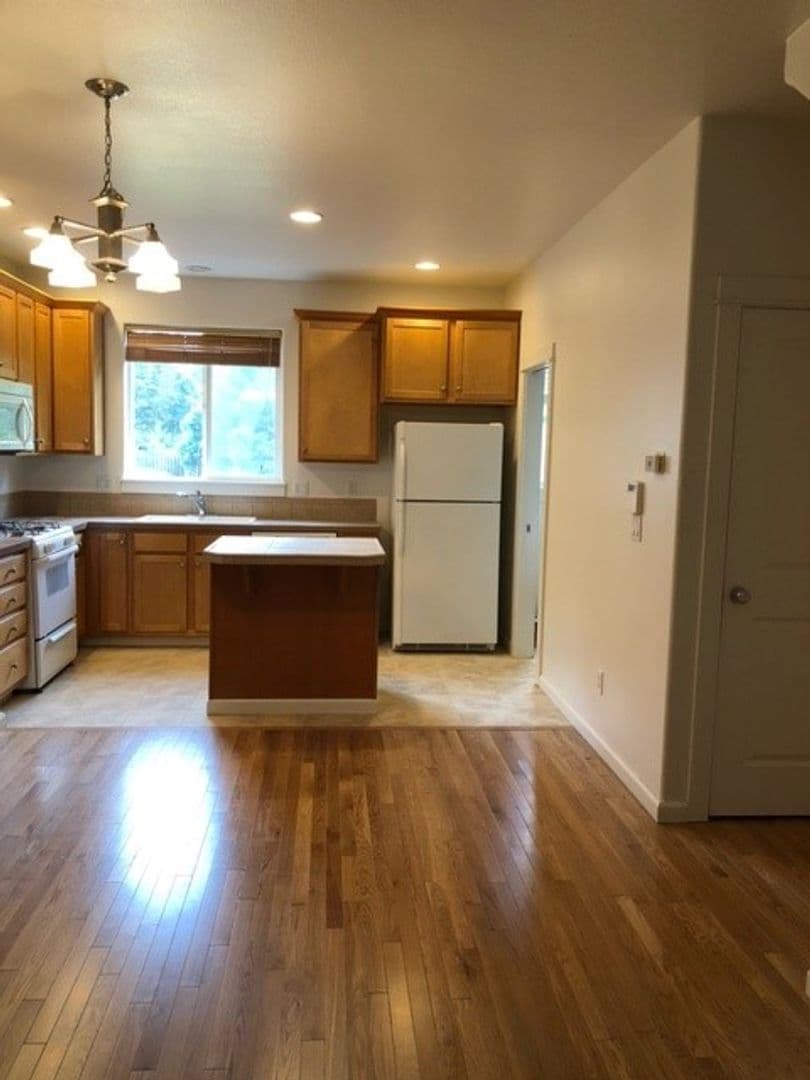 Beaverton Townhome: 15921 SW Mortondale Lane