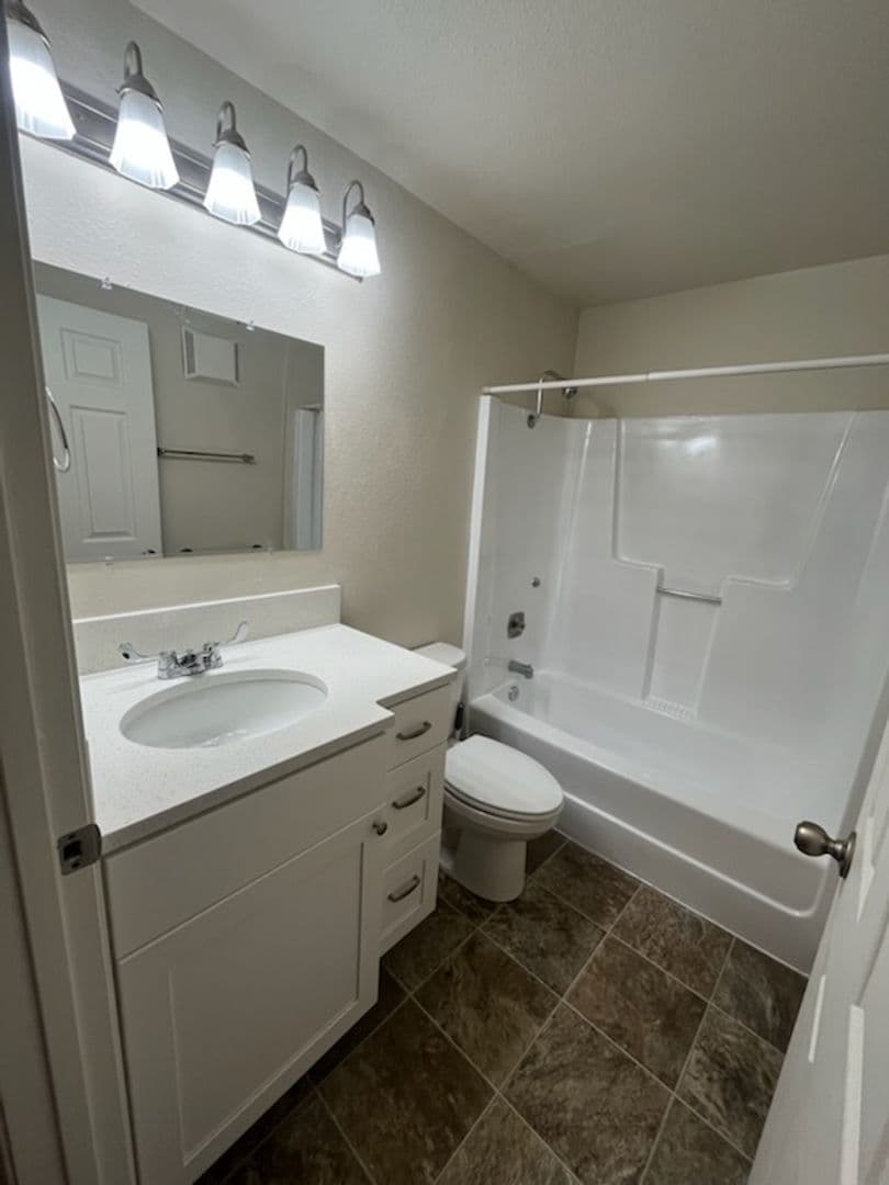 Canby Apartment: 364 S Locust St