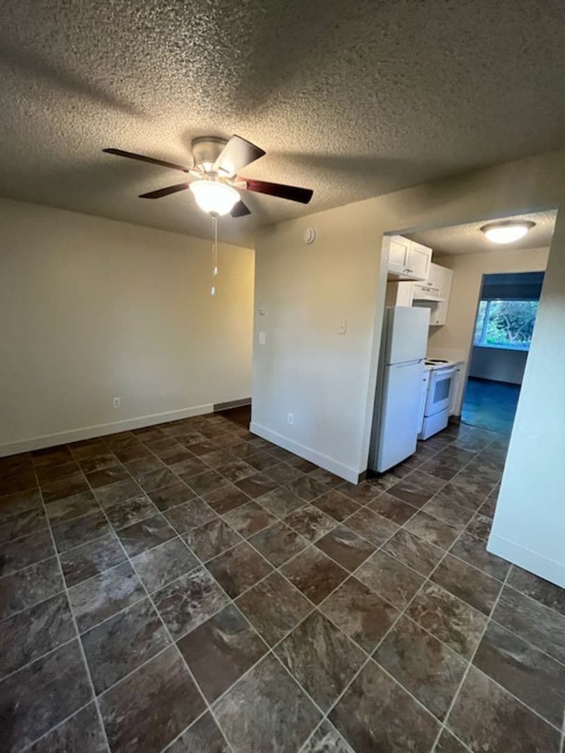 Canby Apartment: 364 S Locust St