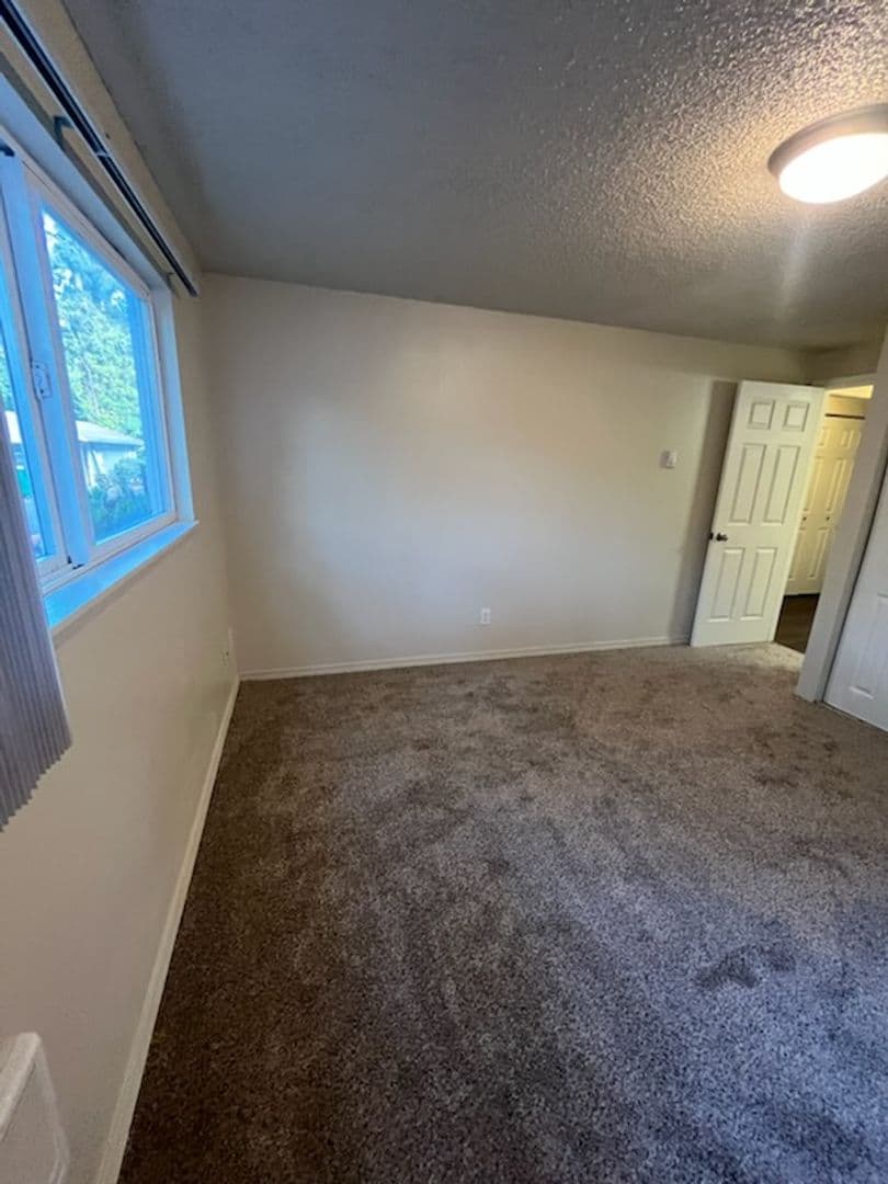 Canby Apartment: 364 S Locust St