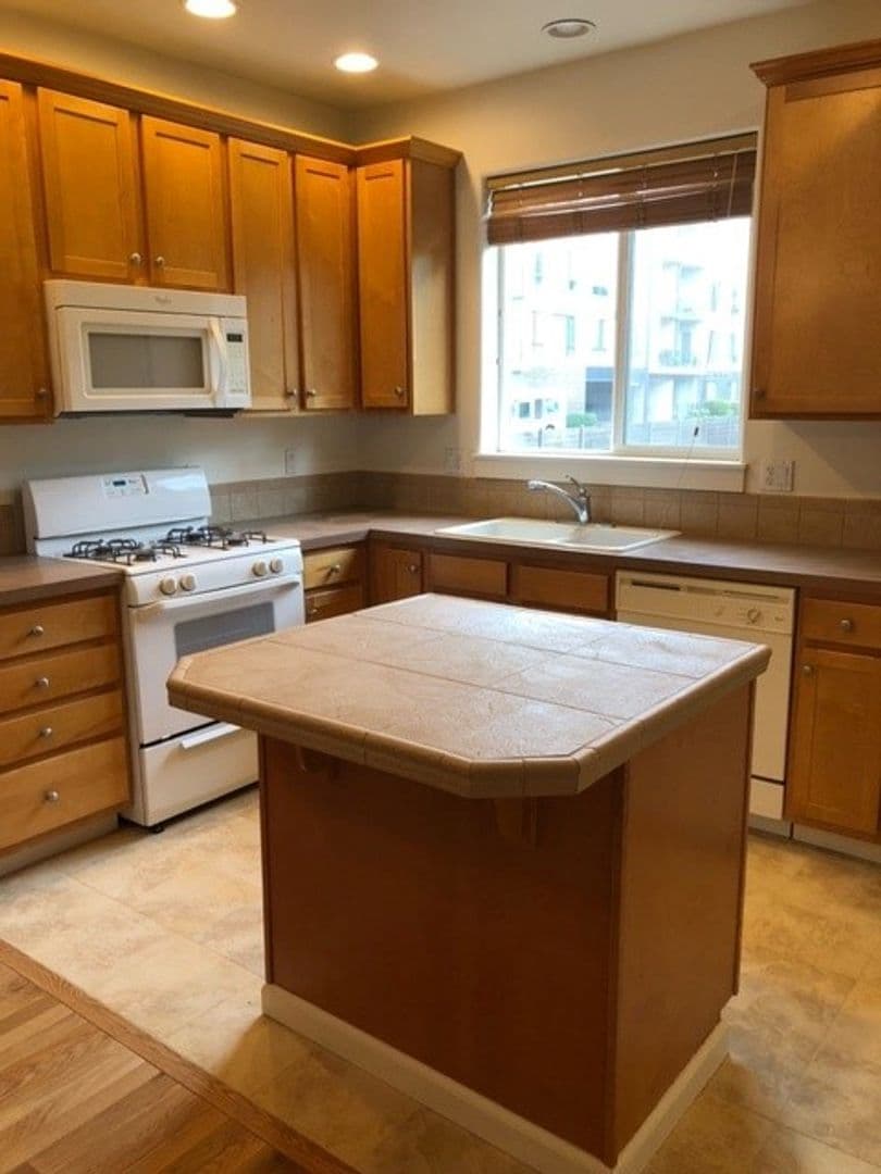 Beaverton Townhome: 15921 SW Mortondale Lane