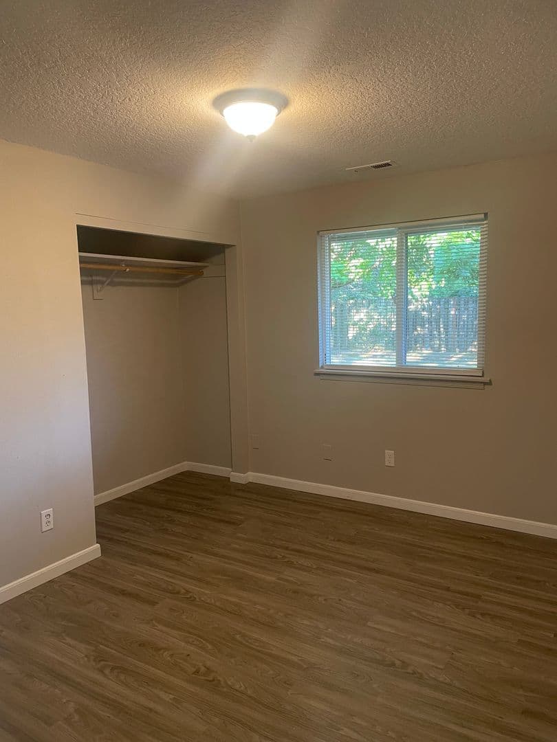 Gresham Apartment: 2425 - 2435 NE Division Street