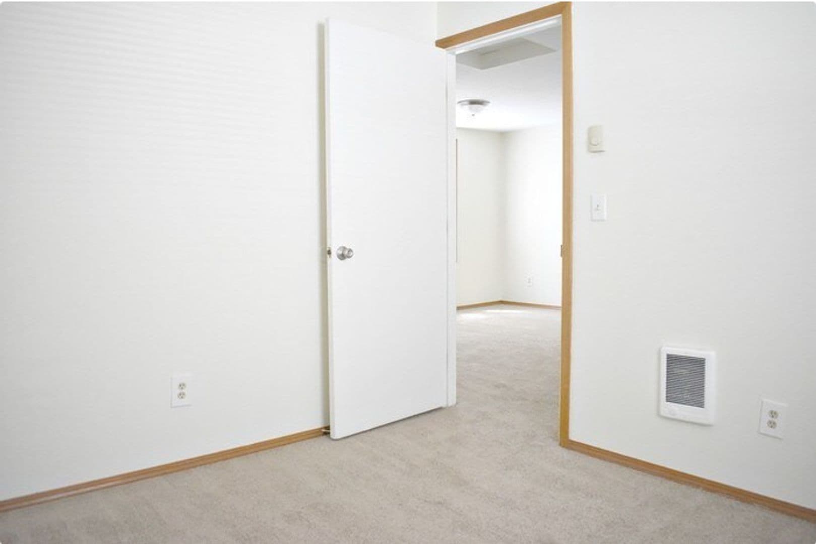 Portland Apartment: 412  SE 133rd Avenue