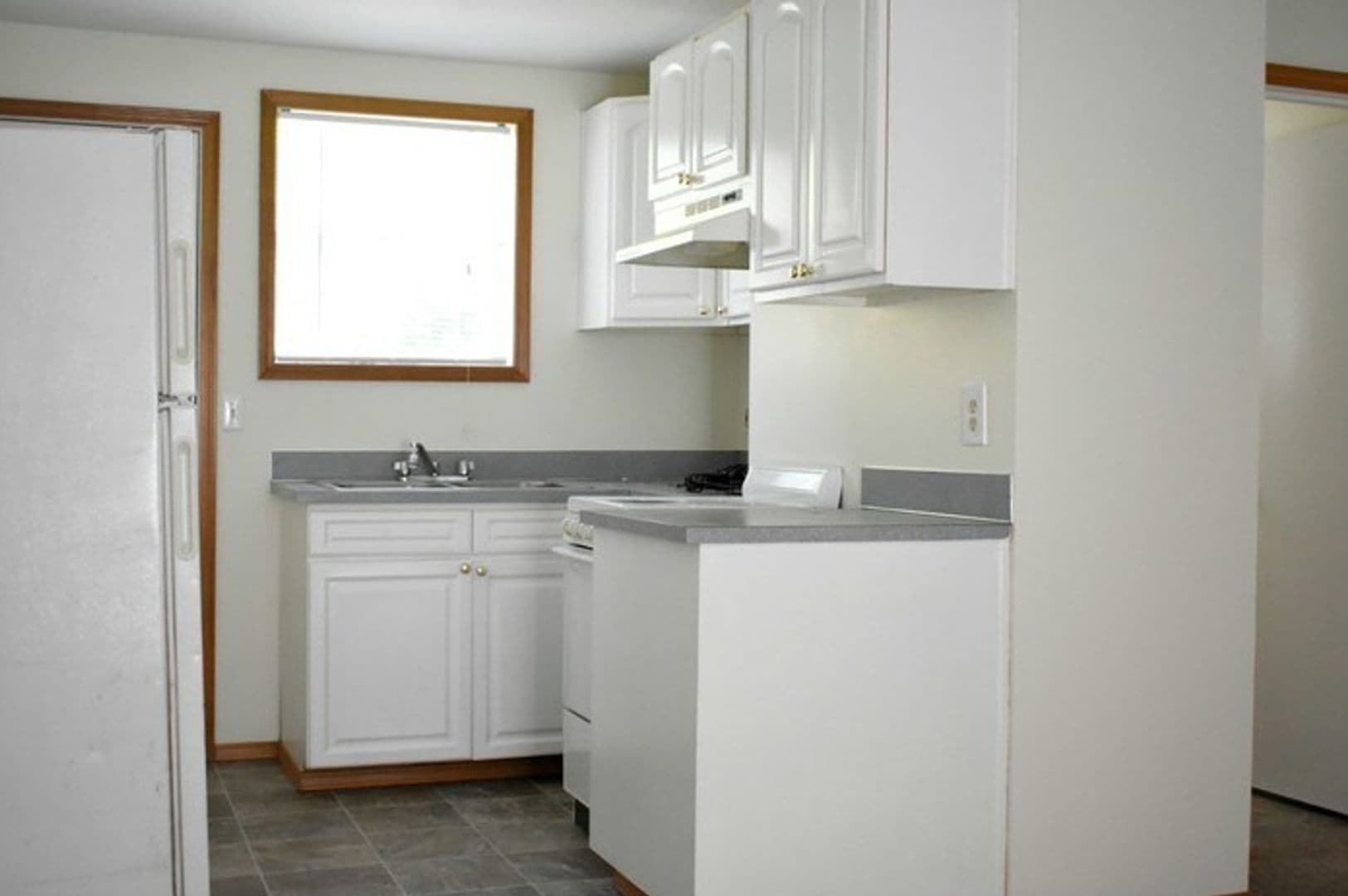 Portland Apartment: 412  SE 133rd Avenue