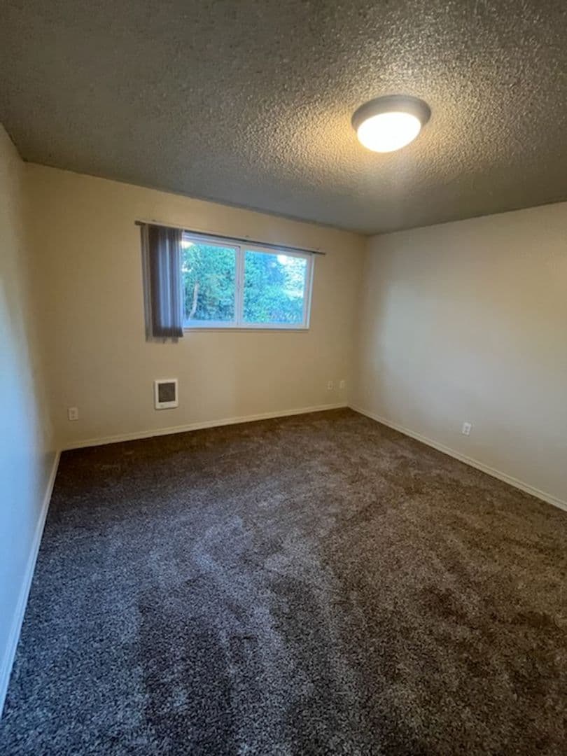 Canby Apartment: 364 S Locust St