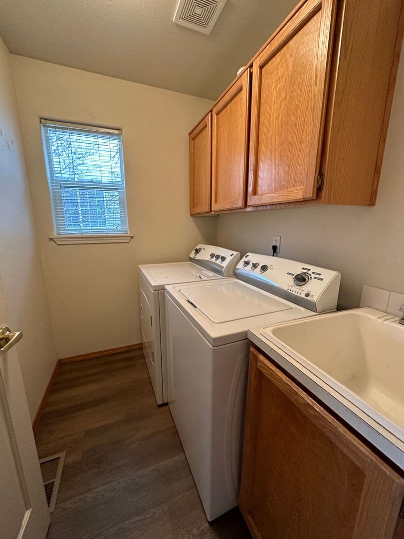 Tigard House: 13042 SW Mayview Way