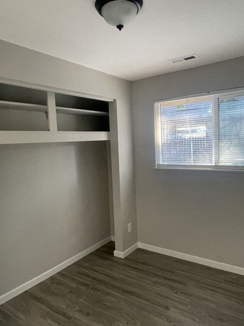 Gresham Apartment: 2425 - 2435 NE Division Street
