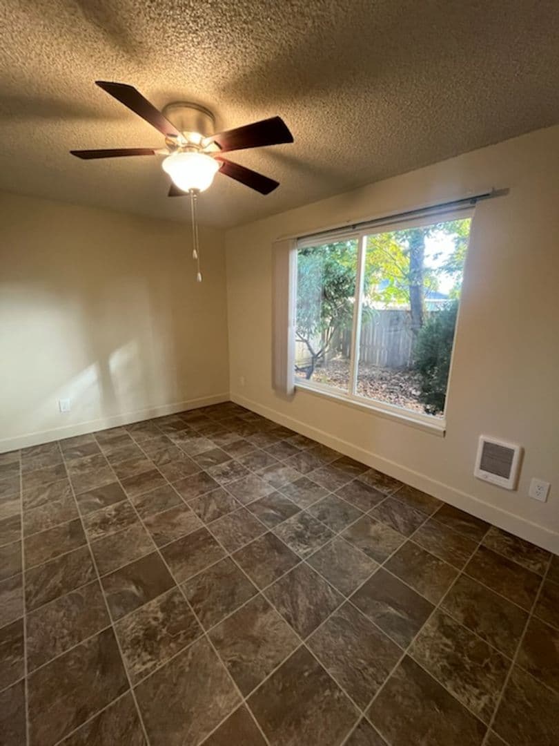 Canby Apartment: 364 S Locust St