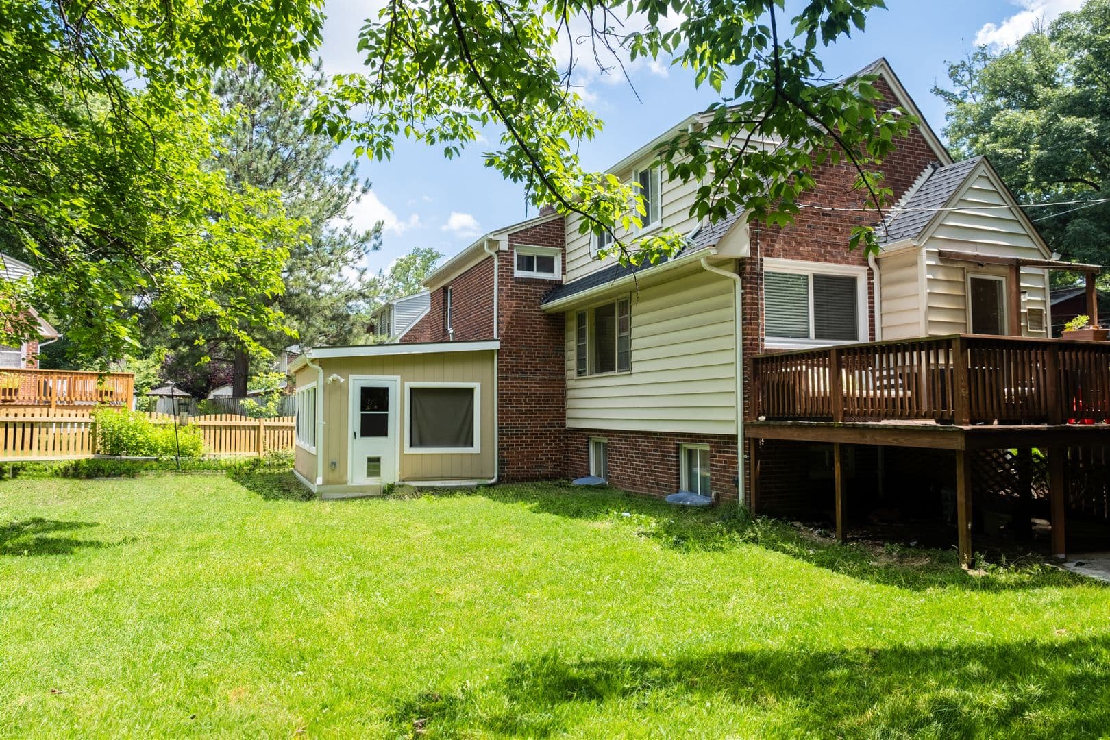 Silver Spring House: 10000 Kinross Ave