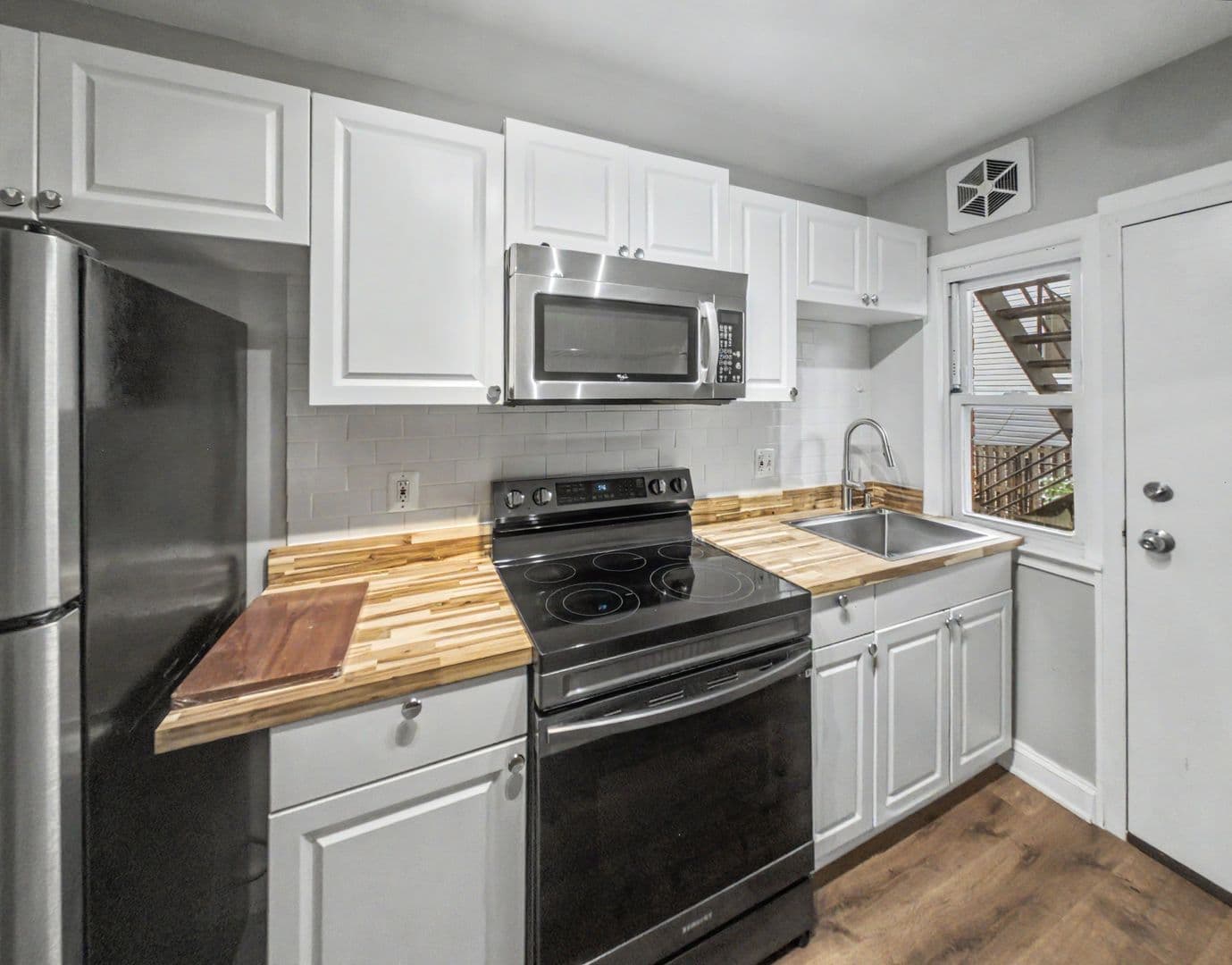Washington Apartment: 3542 6th St NW