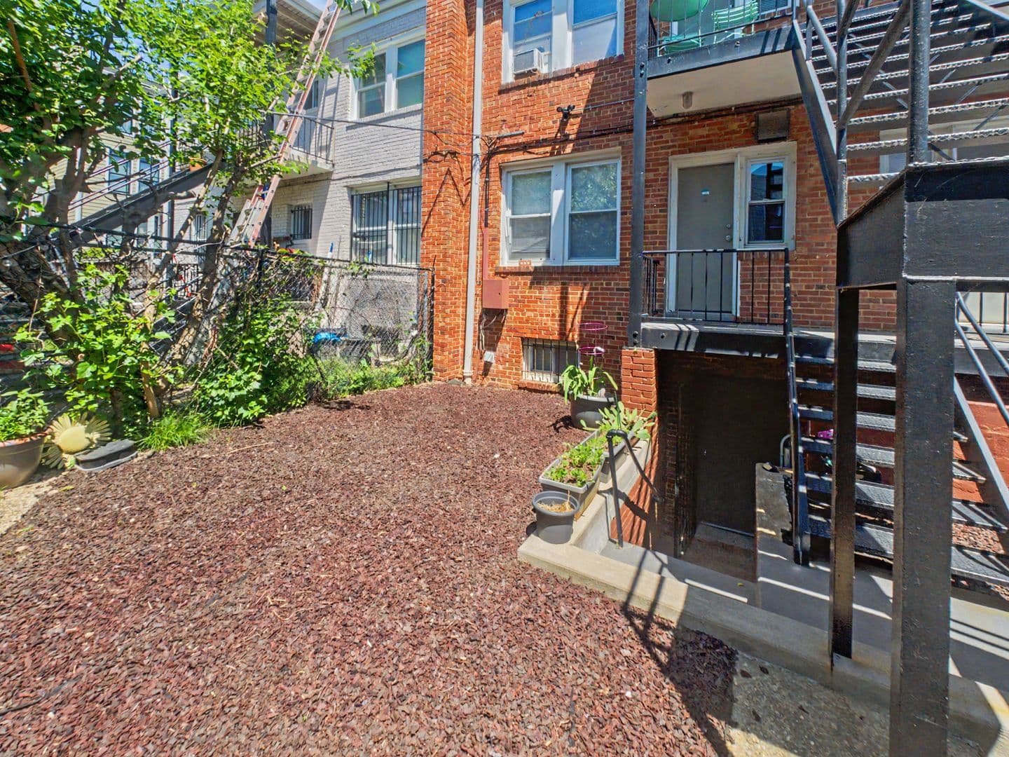 Washington Apartment: 3542 6th St NW