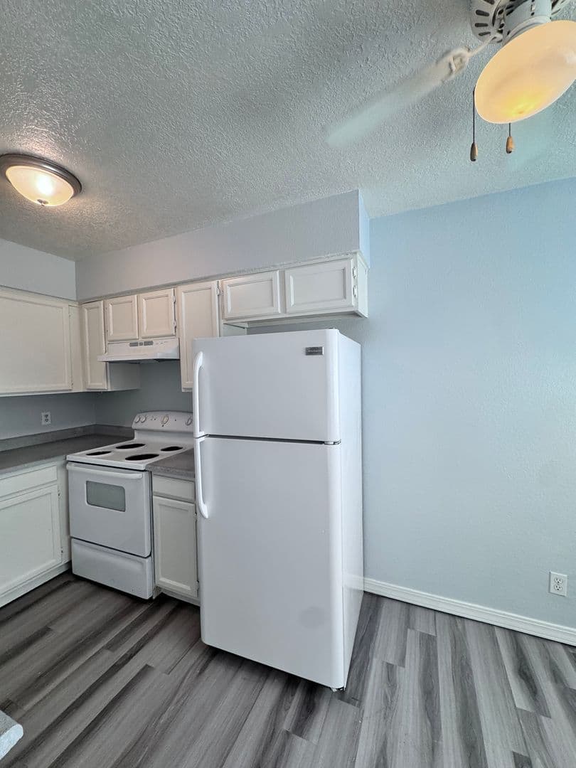 Los Lunas Apartment: 250 Village Dr