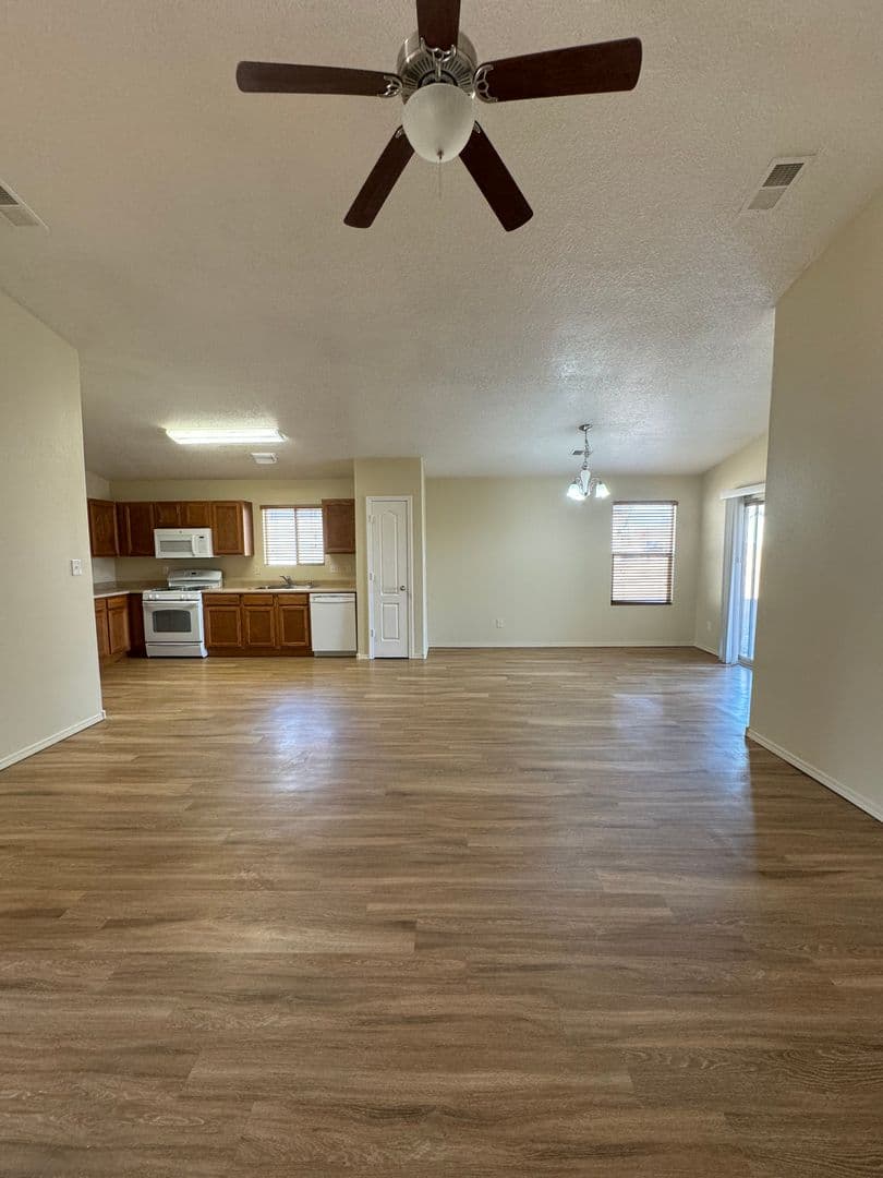 Los Lunas House: 750 Purple Aster Ave SW