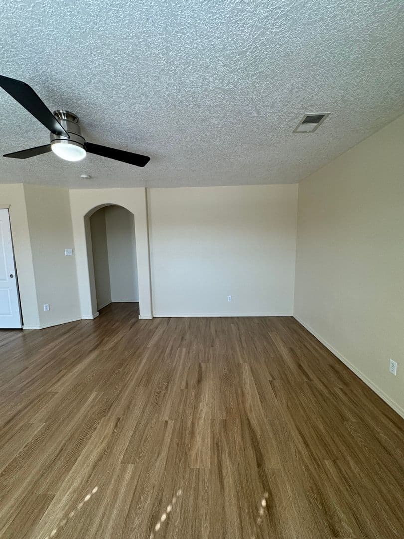 Los Lunas House: 670 Purple Aster Ave SW