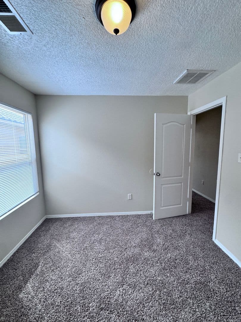Los Lunas House: 671 Purple Aster Ave SW