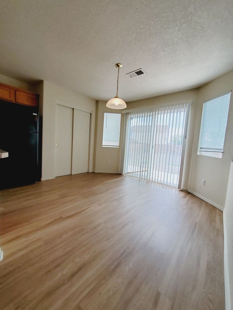 Los Lunas House: 631 Rain Lily