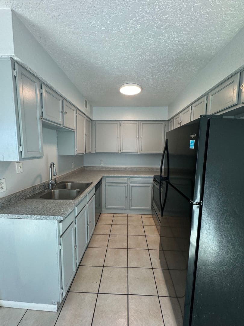 Los Lunas Apartment: 250 Village Dr
