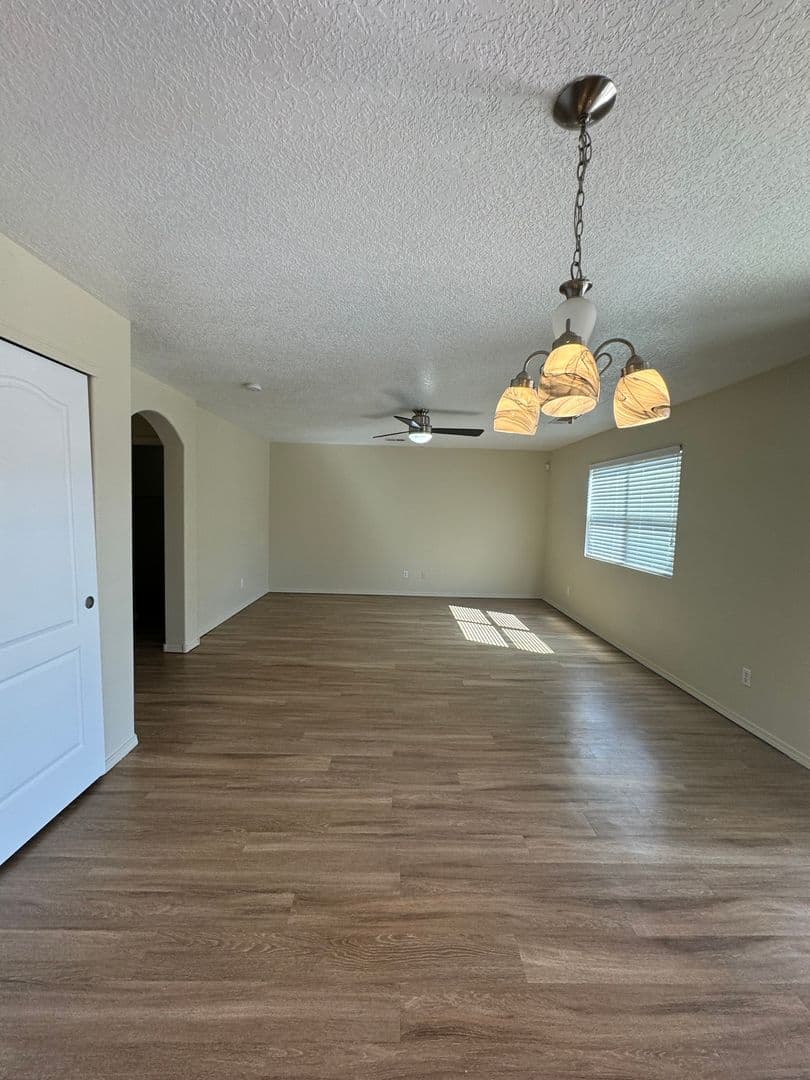 Los Lunas House: 670 Purple Aster Ave SW