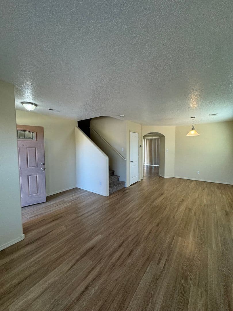 Los Lunas House: 670 Purple Aster Ave SW
