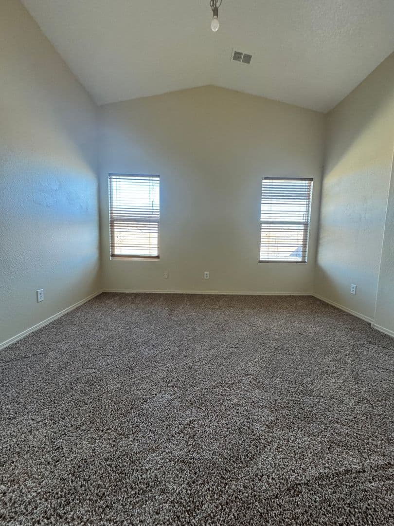 Los Lunas House: 750 Purple Aster Ave SW