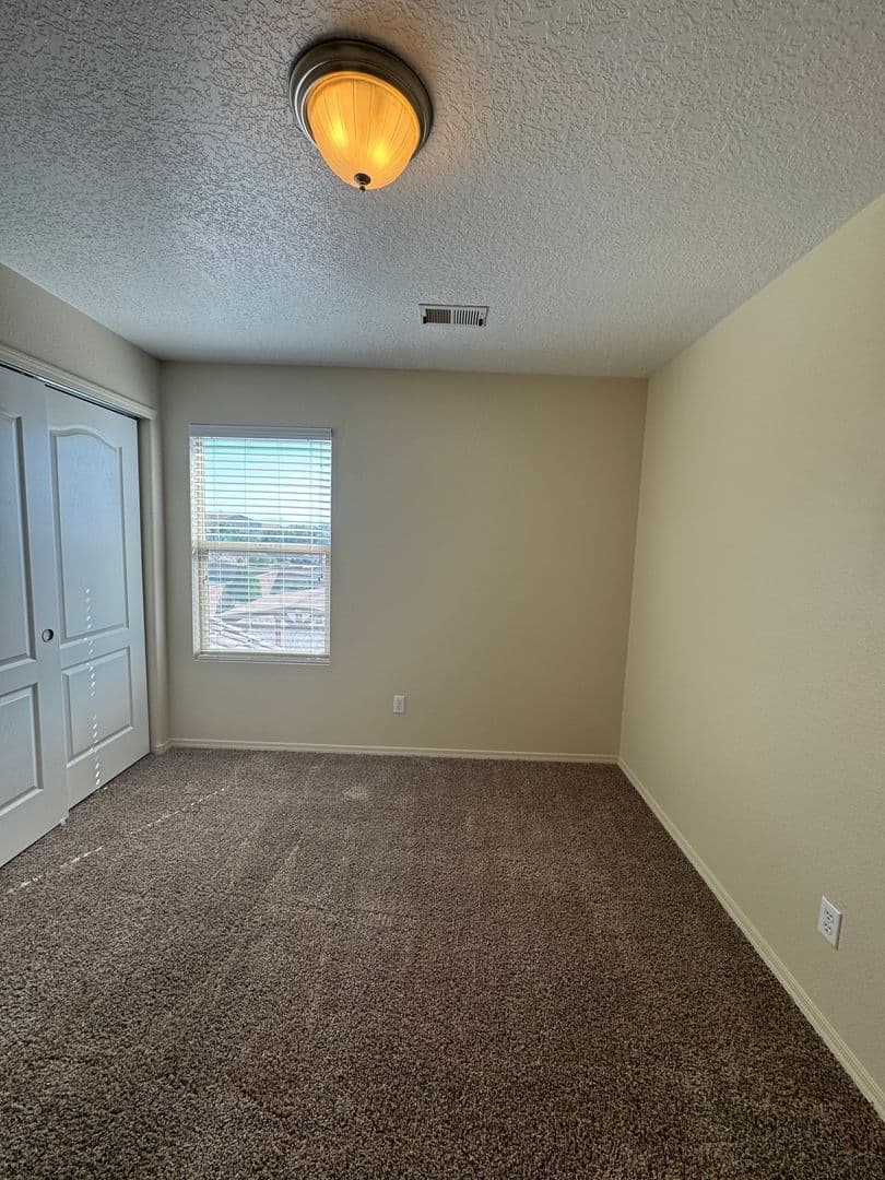 Los Lunas House: 670 Purple Aster Ave SW