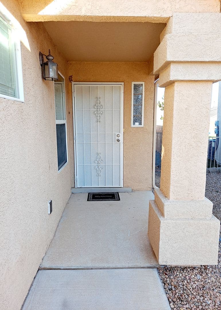 Los Lunas House: 750 Blue Sage Ave SW