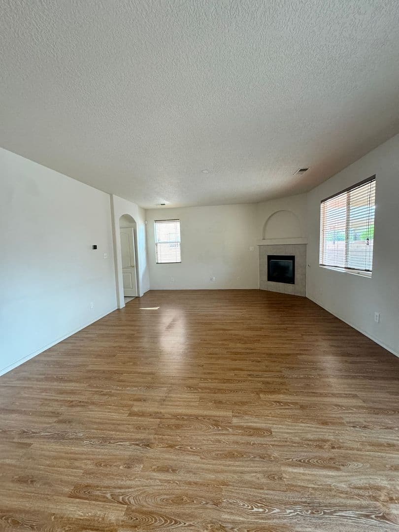 Los Lunas House: 520 Rain Lily Road SW