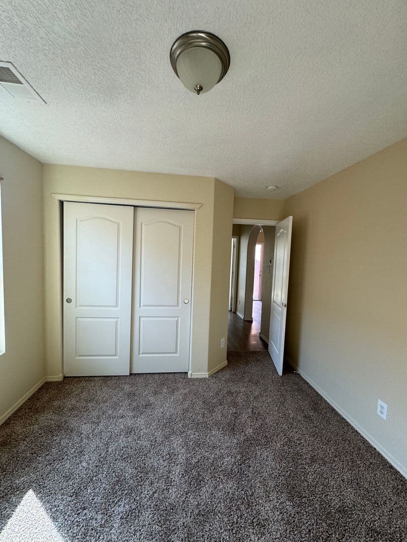 Los Lunas House: 750 Purple Aster Ave SW