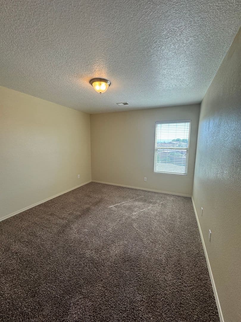 Los Lunas House: 670 Purple Aster Ave SW