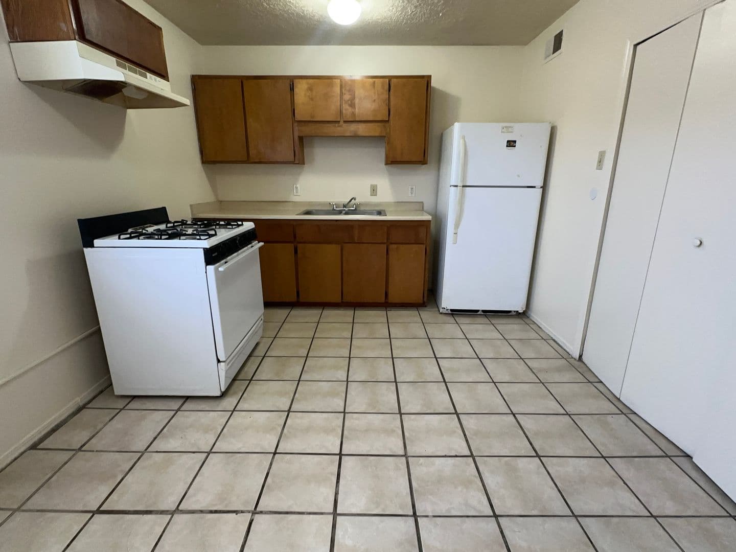Albuquerque Apartment: 3800 Flora Vista Ave SW