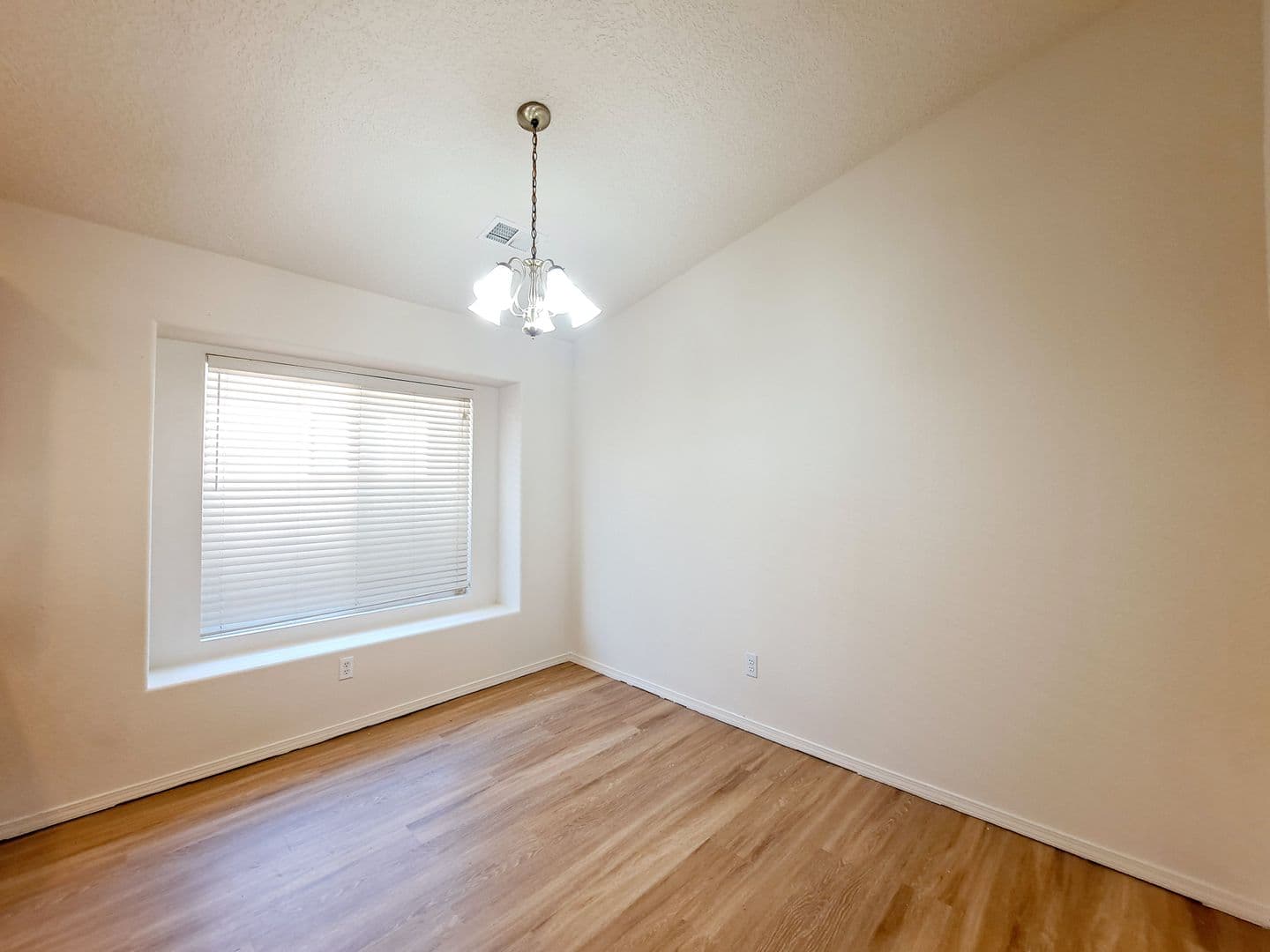 Los Lunas House: 750 Blue Sage Ave SW