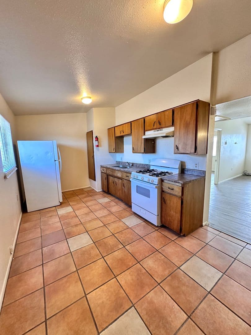 Albuquerque Apartment: 3800 Flora Vista Ave SW