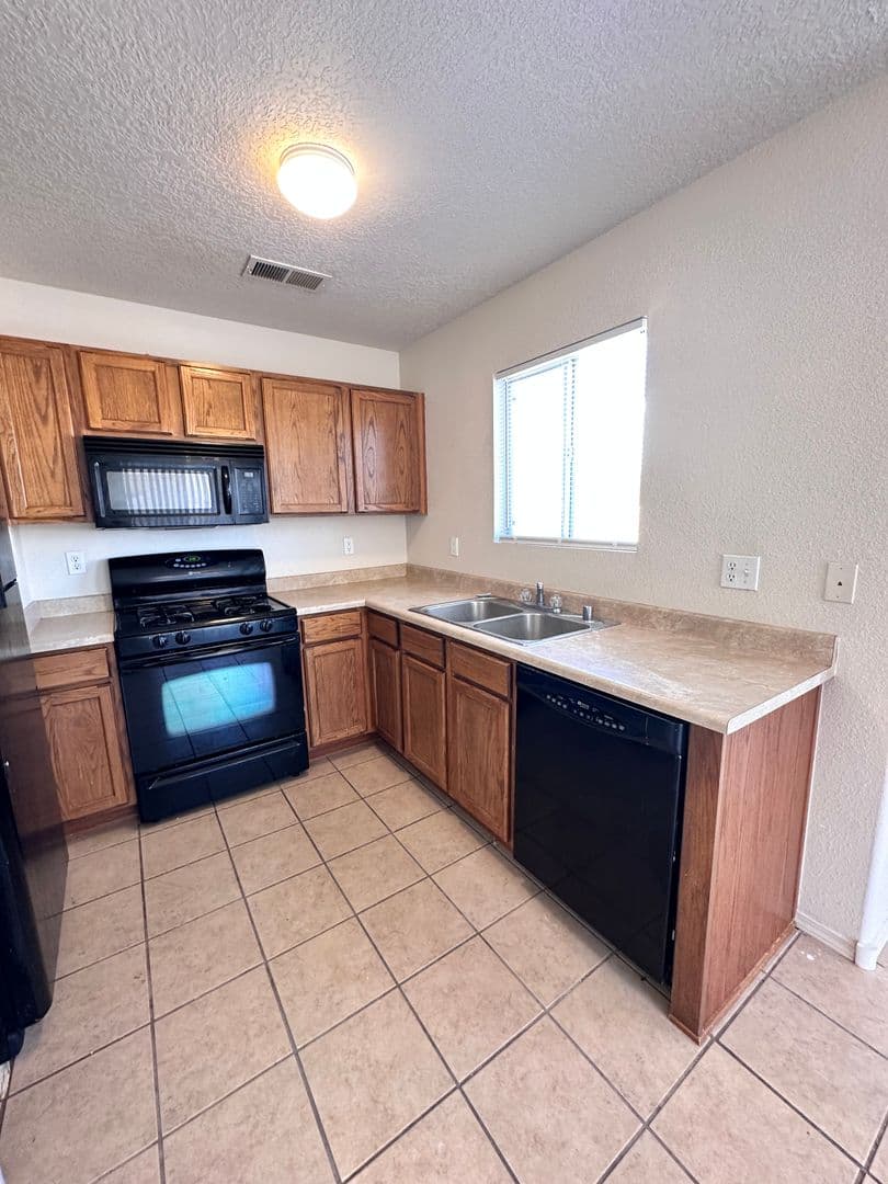 Los Lunas House: 720 Bear Grass Ave SW
