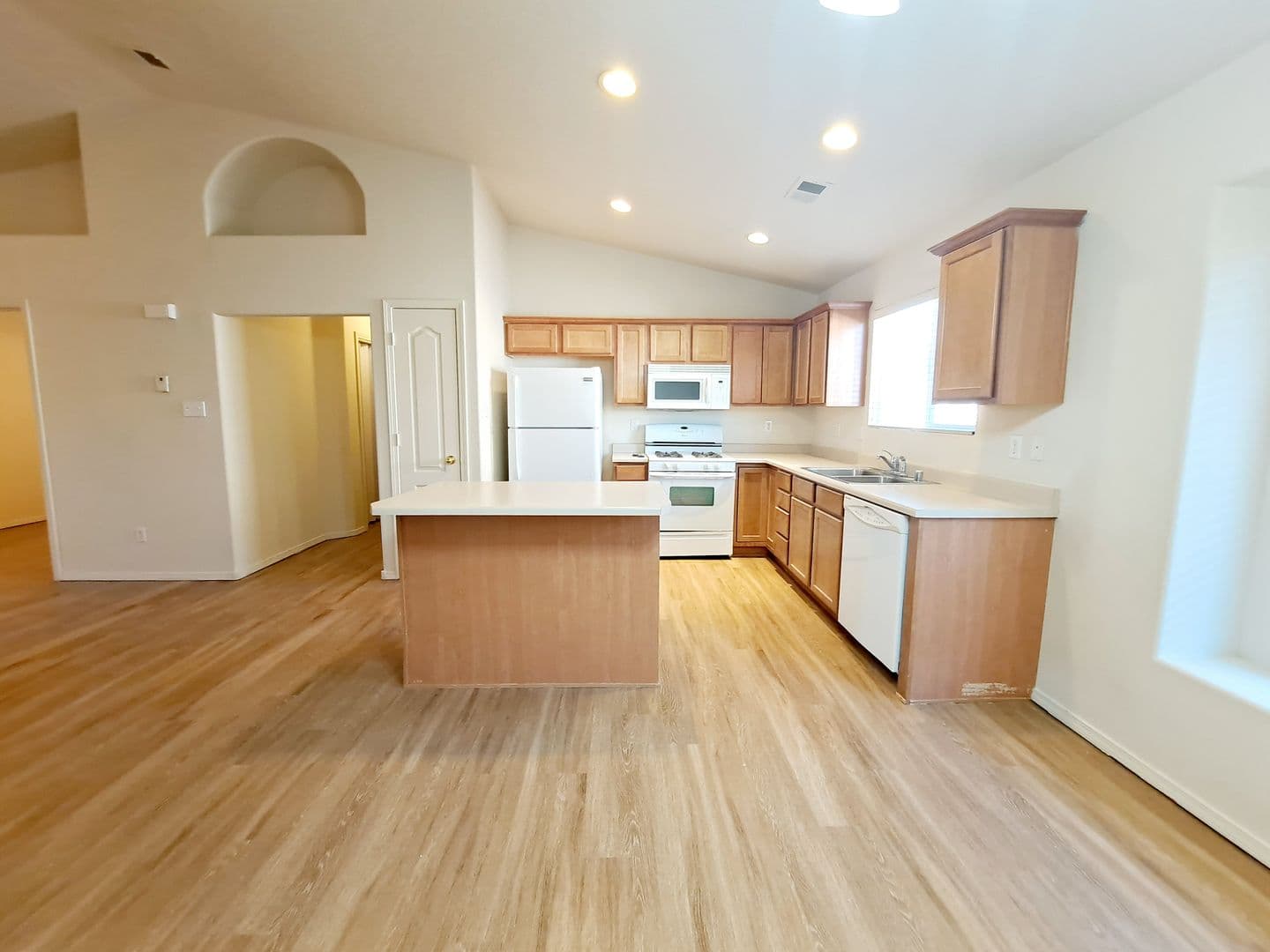 Los Lunas House: 750 Blue Sage Ave SW
