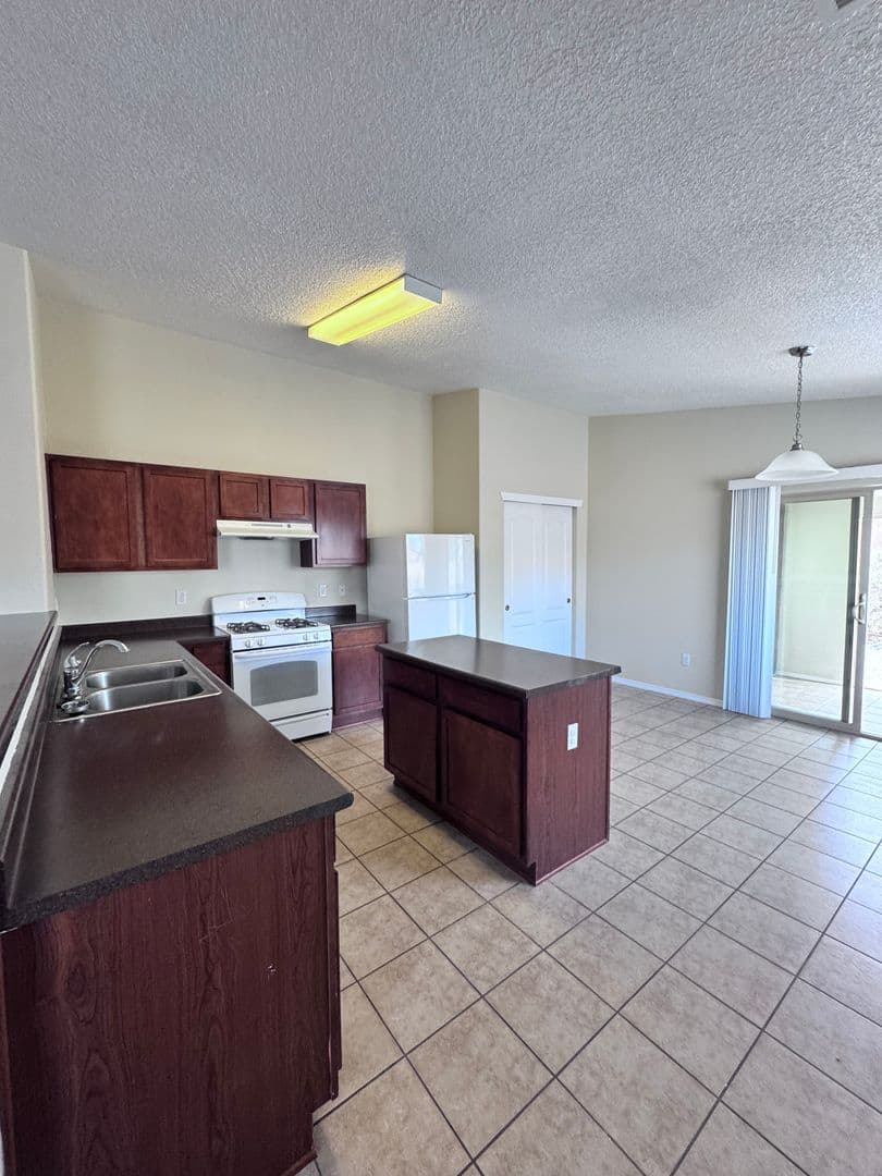 Los Lunas House: 671 Purple Aster Ave SW