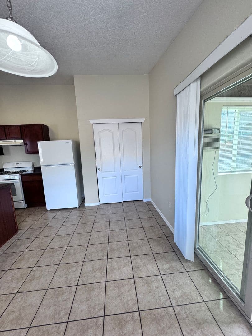 Los Lunas House: 671 Purple Aster Ave SW