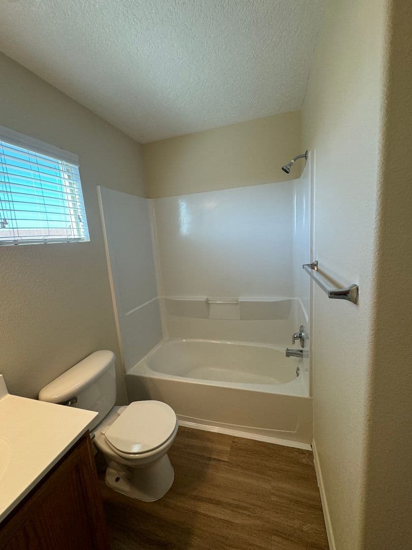 Los Lunas House: 670 Purple Aster Ave SW