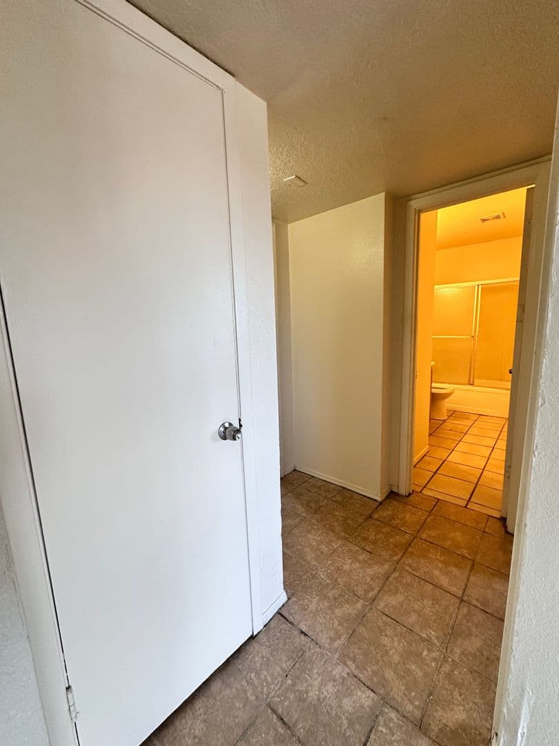 Albuquerque Apartment: 3800 Flora Vista Ave SW