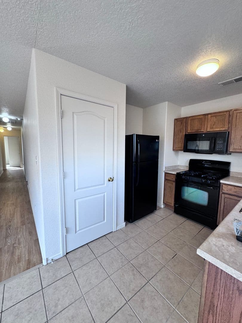 Los Lunas House: 720 Bear Grass Ave SW