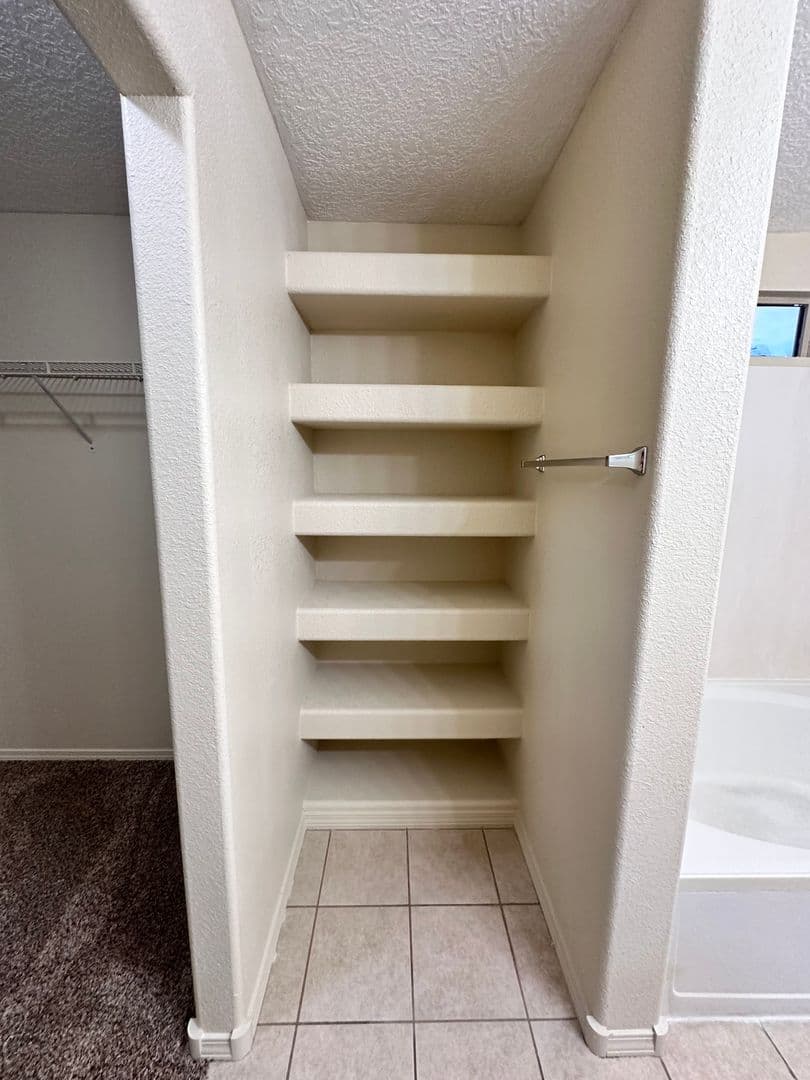 Los Lunas House: 790 Purple Aster Avenue SW