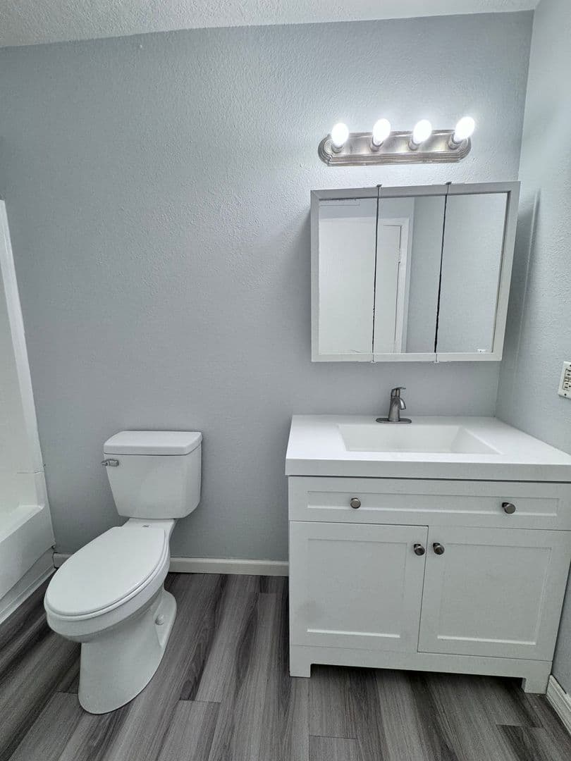 Los Lunas Apartment: 250 Village Dr